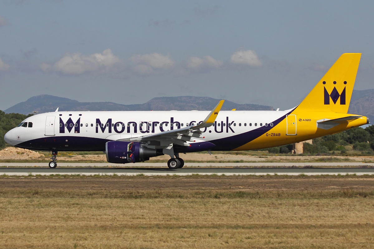 самолет airbus лоукостера Monarch Airlines